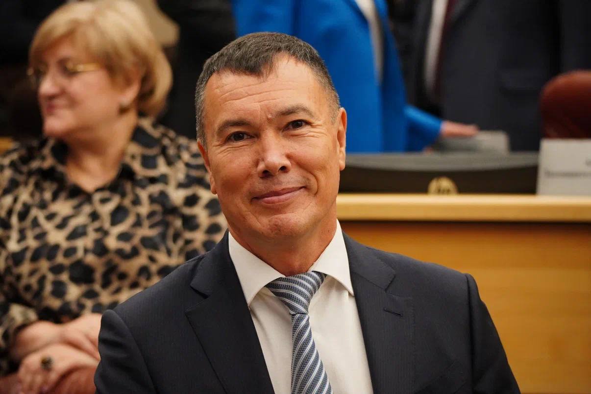 Сегодня принял участие в 33 й сессии Законодательного Собрания Иркутской области Повестка была насыщенной рассмотрели более сорока вопросов Основной акцент Сессии приведение регионального законодательства в соответствие с федеральными нормами и решения напрямую влияющие на социальную сферу и качество жизни жителей области Накануне на площадке Законодательного Собрания нам была представлена кандидатура на должность Уполномоченного по правам человека в Иркутской области На этот пост предложена действующий омбудсмен Светлана Николаевна Семёнова В ходе представления были озвучены результаты работы за предыдущий период и обозначены приоритеты на будущее Окончательное решение по назначению было принято сегодня Я выразил слова благодарности Светлане Николаевне за проделанную работу и вклад в защиту прав жителей Иркутской области В рамках сессии в первом чтении рассмотрели ряд законопроектов касающихся гражданской обороны работы мировых судей избирательного законодательства охраны атмосферного воздуха регулирования земельных и лесных отношений Отдельное внимание вопросам поддержки участников СВО и их семей а также развитию ответственного ведения бизнеса в регионе Во втором чтении приняли изменения в законы о социальной поддержке семей с детьми расширено понятие многодетной семьи скорректированы меры по обеспечению бесплатным питанием школьников Также утвердили порядок возмещения затрат за оказание медицинской помощи жителям Иркутской области за пределами региона Рассмотрели кадровые вопросы отчёты комитетов и фракций о работе за 2025 год а также проекты постановлений касающиеся взаимодействия с гражданами