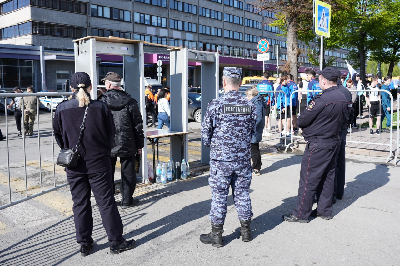 В День Победы в Ульяновске усилят меры безопасности По указанию главы областного центра Александра Болдакина особое внимание будет уделено вопросам антитеррористической защищенности - Меньше двух недель остаётся до главного праздника нашей страны – Дня Великой Победы. Наша задача – качественно подготовиться и достойно отметить эту дату. Одним из ключевых направлений в этой работе является обеспечение безопасности праздничных мероприятий. На прошлой неделе по итогам заседания оргкомитета «Победа» было принято решение об очном проведении акции «Бессмертный полк», что накладывает дополнительную ответственность на городские службы и правоохранительные органы,- подчеркнул Александр Болдакин Для обеспечения безопасности места проведения массовых мероприятий будут огорожены металлическими заборами, а на входах установят контрольно-пропускные пункты с металлодетекторами. Администрация города располагает необходимым оборудованием: 8 арочными и 12 ручными металлодетекторами, а также 2200 секциями ограждений общей длиной 5,5 км. Чтобы предотвратить несанкционированный проезд, на улицах выставят грузовые автомобили Подробнее