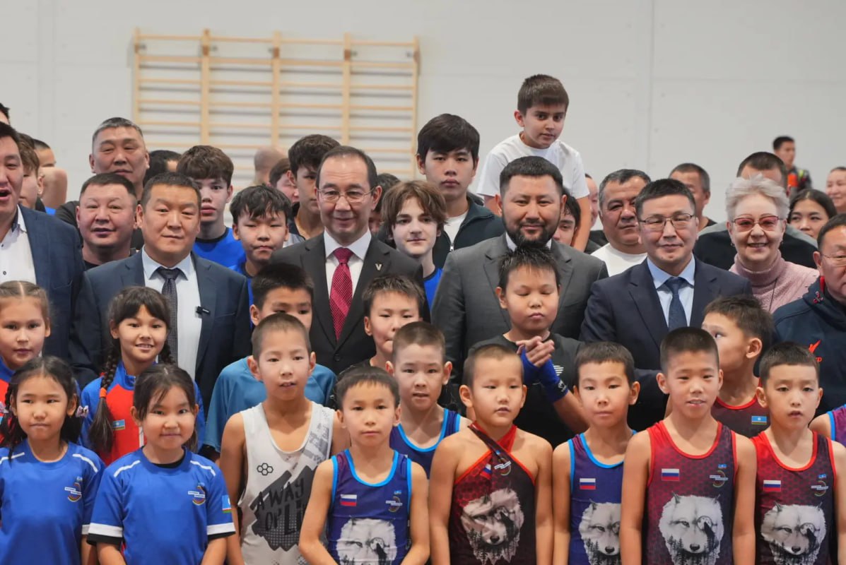 В рекордные строки построен спорткомплекс на 17 квартале Сегодня глава республики Айсен Николаев и глава города Якутска Евгений Григорьев приняли участие в торжественной церемонии открытия нового многофункционального спортивного зала в микрорайоне Спортивный в 17 квартале города Якутска построенного на месте снесенных аварийных домов Айсен Николаев подчеркнул что строительство спортивного центра осуществлено в рамках реализации мастер плана Евгений Григорьев в свою очередь также поздравил жителей и спортивное сообщество и отметил что новый спортивный центр был возведен за рекордно короткие сроки и станет местом где будут тренироваться будущие чемпионы и выдающиеся спортсмены Спортивный зал был построен менее чем за год в рамках государственной программы Развитие физической культуры и спорта в Республике Саха Якутия Общая площадь нового здания превышает две тысячи квадратных метров Пропускная способность зала составляет более ста человек за смену есть скалодром тренажерный зал а также специализированные залы для занятий борьбой боксом и кикбоксингом Кроме того в здании предусмотрены кабинеты для медицинских работников инструкторов и административные помещения Заказчиком строительства выступило МКУ Главстрой а подрядчиком компания ООО Артыкстрой