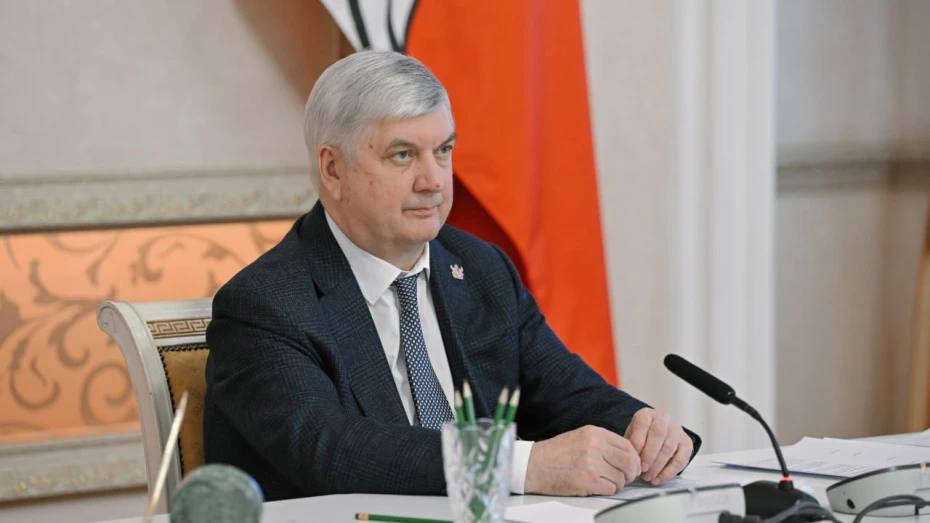 Губернатор Воронежской области рассказал о результатах работы агропромышленного комплекса за 2025 год О результатах работы агропромышленного комплекса региона Александр Гусев доложил на совещании под председательством заместителя Председателя Правительства Российской Федерации Дмитрия Патрушева Несмотря на сложные погодные условия и два режима ЧС в 2025 году которые ввели из за заморозков в мае и граде в июле аграрии Воронежской области собрали 6 2 млн т зерновых культур 1 2 млн т подсолнечника 5 5 млн т сахарной свеклы Под урожай этого года посеяли 722 8 тыс га озимых культур что составляет 101 от плана Состояние посевов перед уходом в зиму оценено как хорошее и удовлетворительное При благоприятной перезимовке с полей рассчитывают получить не менее 6 млн тонн зерна Александр Гусев рассказал что задача на 2026 год сохранить устойчивость отрасли нарастить использование отечественных семян и обеспечить стабильное производство продукции агропромышленного комплекса в регионе Мы в Мах