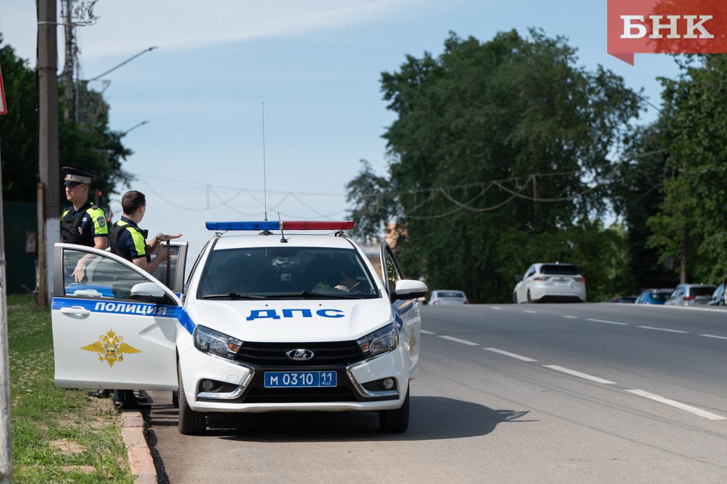 В Сыктывкаре КаМАЗ «запустил паровозик» На Сысольском шоссе большегруз «догнал» Mitsubishi, который далее въехал в Skoda Octavia. Есть пострадавший.