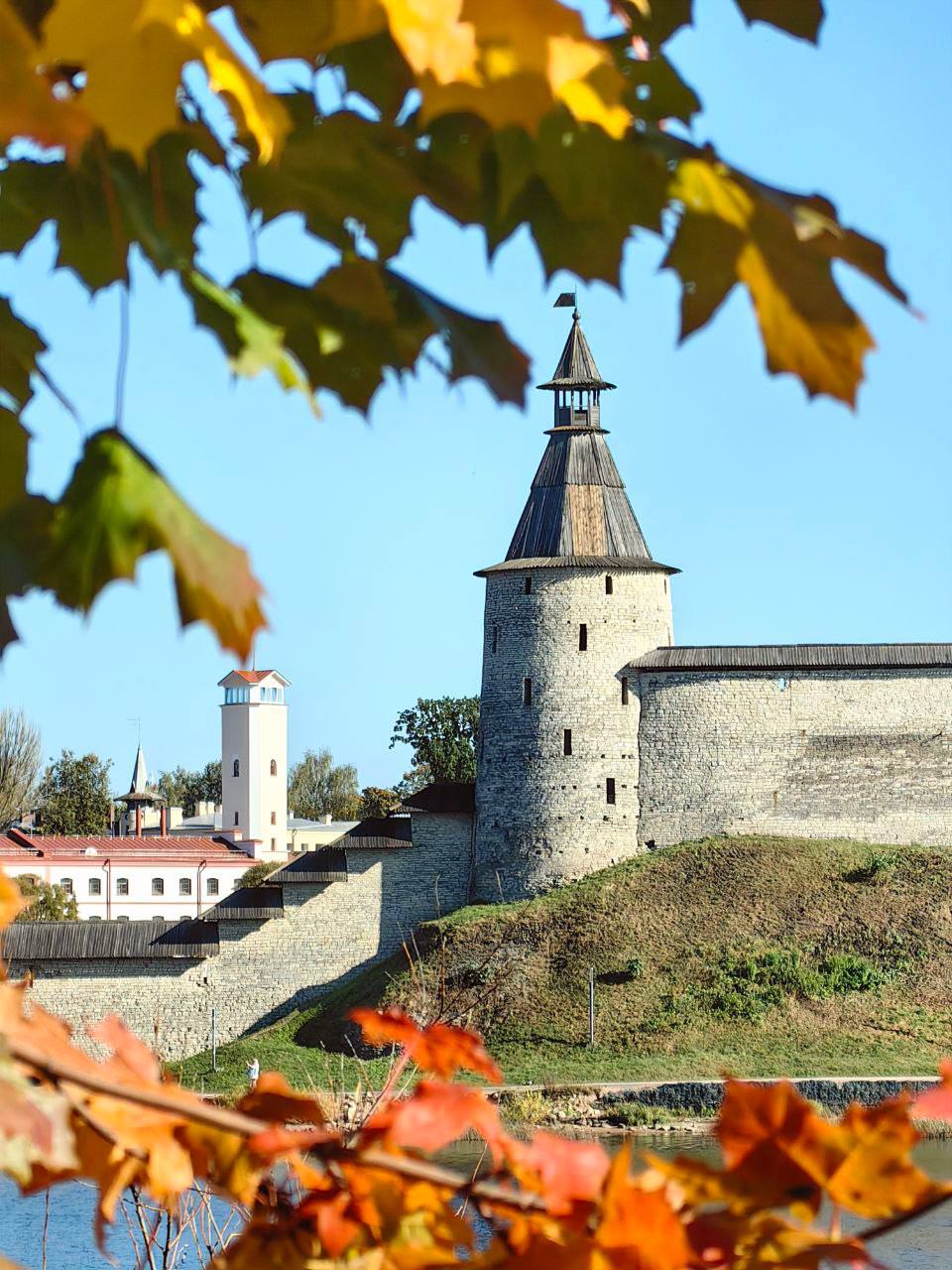 Псковская область в топ 10 регионов для отдыха россиян на ноябрьские праздники Такую аналитику приводят Минэкономразвития России и Российский союз туриндустрии Дополнительно наш регион вошел в тройку лидеров по увеличению бронирования Рост составил 73 по сравнению с прошлым годом Цифры подтверждают что развитие инфраструктуры и создание новых туристических продуктов дают свои плоды Увеличение турпотока в межсезонье это важный импульс для экономики всего региона Приглашаю всех провести ноябрьские праздники в Псковской области