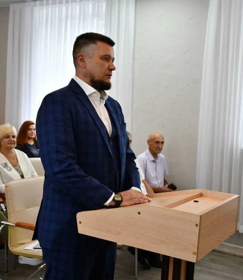 Глава Благовещенского округа ушел со своего поста Он пояснил что решение принято в связи с переходом на новую работу В Благовещенском округе сменился руководитель муниципалитета 29 августа рассмотрев личное заявление депутаты представительного органа округа приняли решение о досрочном прекращении полномочий Дениса Салтыкова Ухожу с должности главы Благовещенского округа в связи с переходом на другое место работы но не прощаюсь с Благовещенским округом написал в своем Telegram канале Денис Салтыков В ближайшее время будет проведена конкурсная процедура по выборам главы округа До избрания нового руководителя временно исполнять полномочия главы Благовещенского округа будет Александр Башун Он продолжит информировать вас дорогие наши жители о проводимых мероприятиях на территории округа и ситуации в общем в своем Telegram канале сообщил Денис Салтыков По словам экс главы Благовещенского округа он рад что после начала его работы в округе всем нам удалось выстроить эффективную модель взаимодействия и обратной связи За 3 года совместной работы мы с вами сделали немало Если говорить о результатах то важно отметить что наш округ стал рекордсменом по целому ряду направлений строительство образование культура спорт благоустройство Достигнутые результаты стали возможны благодаря моей команде и безусловно всем жителям округа подчеркнул Денис Салтыков За время его работы в администрации округа он встречался с многими жителями и во время личных приемов и во время сходов и во время выездов Естественно сколько людей столько и вопросов даже еще больше Но нас всегда объединяло стремление жить и трудиться на благо нашего муниципалитета добавил бывший глава Благовещенского округа Он также благодарен каждому кто выступал с критической позиции Понимаю что связано это в первую очередь с нашим общим желанием сделать округ лучше Спасибо каждому из вас за неравнодушие к любимому округу написал Денис Салтыков Он добавил что не прощается с сельчанами и всегда готов к обратной связи Фото t me saltykovadm ТЕЛЕПОРТ РФ здесь все об Амурской области Написать нам