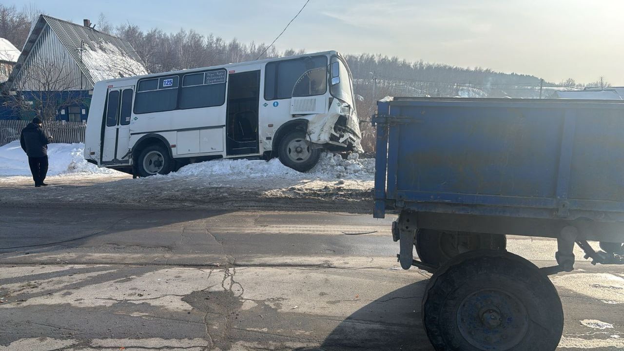 Автобус с пассажирами протаранил трактор и световую опору под Новосибирском   В Новосибирской области «ПАЗ», следовавший в деревню Нижний Коён из Искитима, днем 20 февраля попал в ДТП.  По данным ГАИ, автобус с пассажирами на одной из улиц Искитима столкнулся с трактором «Беларусь», после чего влетел в световую опору.  «В автобусе находилось всего четыре пассажира, из них за медицинской помощью обратились два человека, мужчина 1962 и женщина 1959 годов рождения, оба доставлены в Искитимскую ЦРБ, характер травм уточняется», — рассказали в ведомстве.  По данным инспекторов, оба водителя в момент ДТП были трезвы.   Подписаться  Прислать новость  Помочь бустами