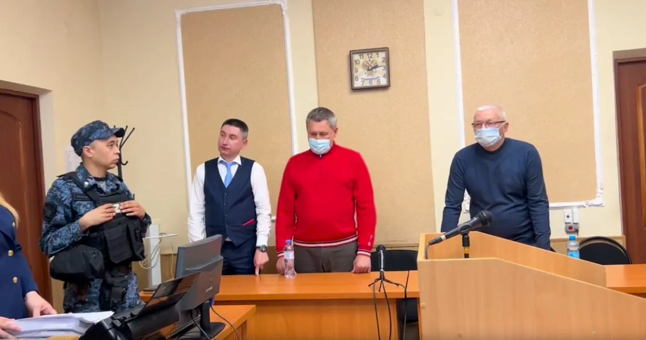 В Оренбурге вынесли приговор по делу о коррупции в Минкульте Ленинский районный суд огласил приговор бывшему замминистру культуры области Анатолию Чахееву и директору ООО Строй Универсал Владимиру Редину Чахеев признан виновным в получении взятки стройматериалами и превышении полномочий при заключении госконтрактов Редин в даче взятки и мошенничестве при ремонте домов культуры в посёлке Чкалов и селе Новотроицкое Экс чиновнику назначили 4 года условно штраф 3 5 млн рублей и запрет на госслужбу на 5 лет Предприниматель получил 2 года колонии общего режима штраф 2 5 млн рублей и запрет занимать руководящие должности в течение 3 лет Фото скриншот видео Ленинского Районного суда г Оренбурга Читайте нас там где вам удобно На нашем сайте Подписывайтесь в Дзене В Максе В Одноклассниках В ВКонтакте