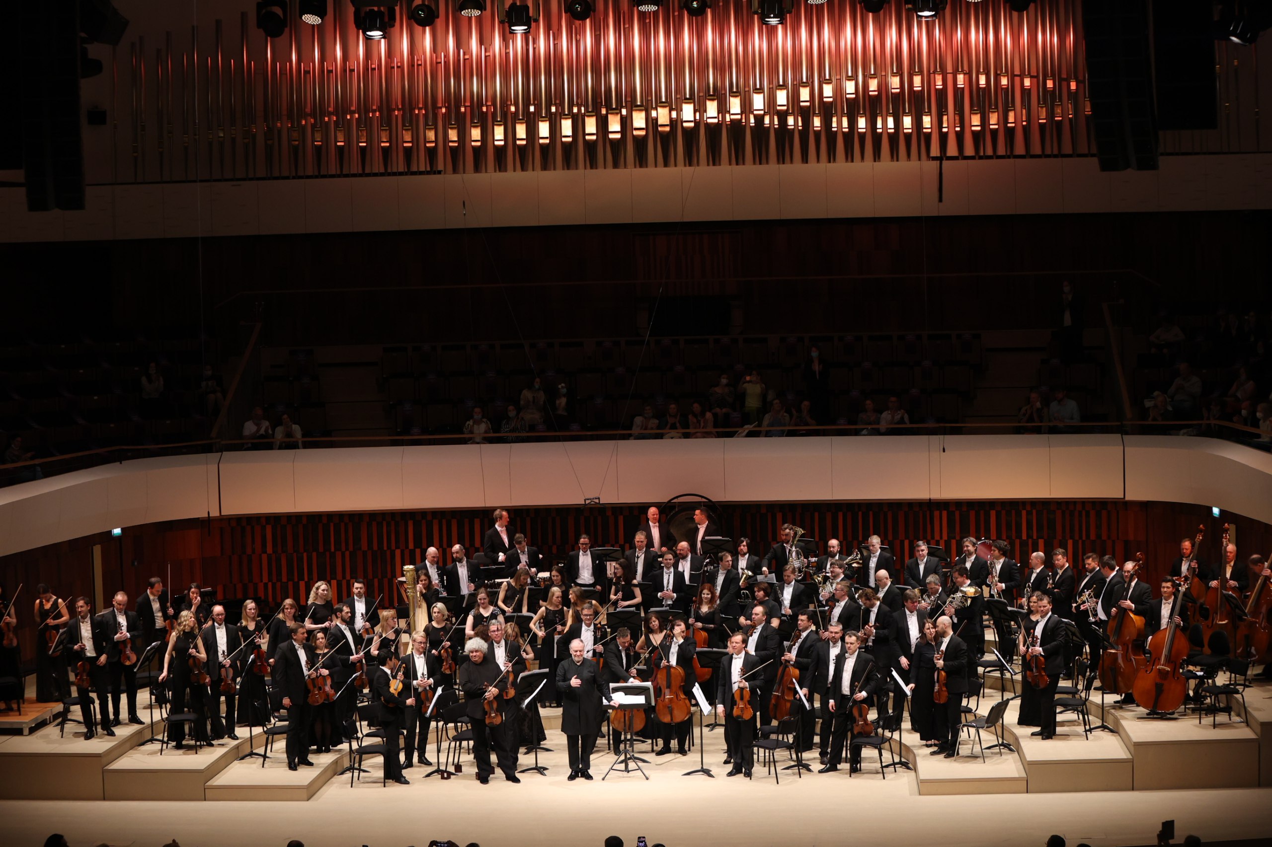 Три вечера с Мариинским театром Верди Прокофьев Берлиоз в Зарядье 16 17 и 18 февраля солисты оперы хор и Симфонический оркестр Мариинского театра выступят в Московском концертном зале Зарядье Цикл выступлений откроет одна из вершин оперной драматургии Сила судьбы Джузеппе Верди Грандиозная опера о роке любви и искуплении прозвучит в полусценическом исполнении 17 февраля маэстро Гергиев обратится к наследию Сергея Прокофьева В программе музыка балета Ромео и Джульетта и Оратория для чтеца хора и оркестра Иван Грозный Программа 18 февраля посвящена Гектору Берлиозу новатору и романтику Публика услышит увертюру Римский карнавал знаменитую Фантастическую симфонию и лирическую симфонию с солирующим альтом Гарольд в Италии    Телерадиокомпания Звезда выступает информационным партнёром мероприятия