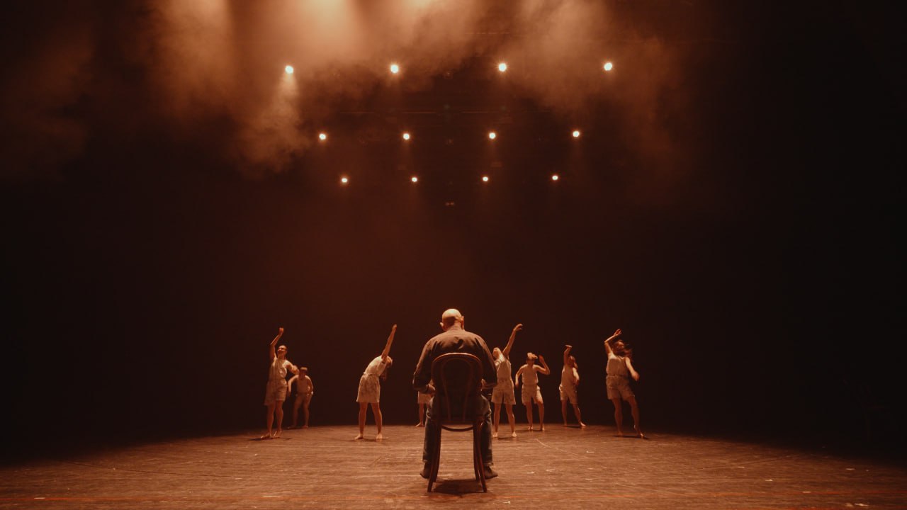 Художник про за Север новый пластический спектакль театра танца М Арт Премьерные показы спектакля состоятся 21 и 22 февраля в Архангельском театре драмы В новой постановке коллектив хореографа Анастасии Змываловой соединяет танец живопись и музыку и исследует творчество современного архангельского художника Александра Яшкова Проект реализуется при поддержке Президентского фонда культурных инициатив Картины художника оживут на экране в виде проекций и воплотятся в пластическом рисунке который создадут на сцене танцовщики театра танца М Арт с живым музыкальным сопровождением композитора и музыканта мультиинструменталиста Михаила Карлоса В спектакле Художник про за Север команда театра танца М Арт фантазирует на темы картин художника живописца преподавателя члена Союза художников России и Международного союза педагогов художников Александра Яшкова в которых отражается красота и уникальность северной природы Белого моря поморских деревень и арктических пейзажей В постановке соединятся отдельные истории вдохновленные сюжетами работ художника