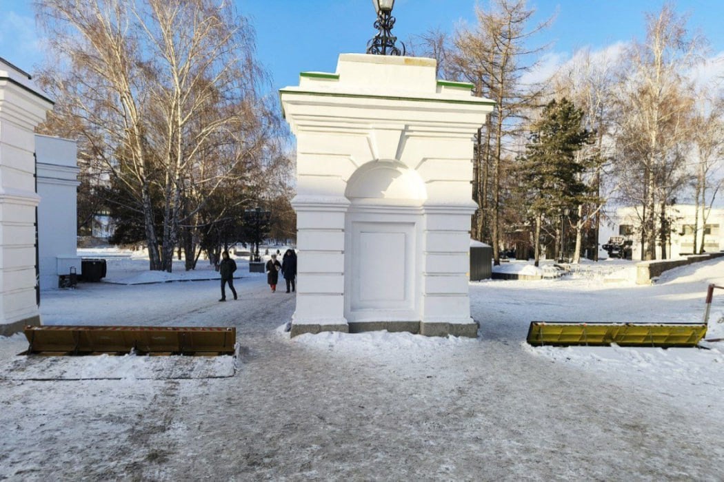 В Екатеринбурге закрыли въезд в Исторический сквер со стороны улицы Малышева. Об этом сообщил общественник Дмитрий Москвин. Жители давно жаловались на регулярно заезжающие в это место автомобили   В администрации города уточнили, что полностью перекрыть въезд в сквер не получится, так как барьер будет мешать проезду уборочной техники и автомобилям, которые привозят аппаратуру в праздничные дни  Фото: ТГ-канал «Коренной екатеринбуржец»   «Уральский меридиан»