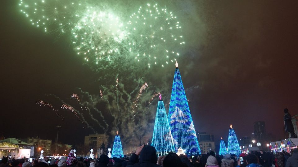 В Крыму не будут устраивать массовые новогодние гуляния В целях обеспечения безопасности на Новый год в Крыму не планируется проведение массовых мероприятий заявил глава республики Сергей Аксенов Проведение массовых мероприятий в Крыму не планируется а безопасность крымчан остается главным приоритетом отметил глава Крыма Но Новый год в Крыму все же встретят Местные администрации гостиницы музеи и туристические объекты подготовили специальные предложения для январских каникул Всего будет представлено порядка 300 различных праздничных мероприятий в городах и поселках Подробнее