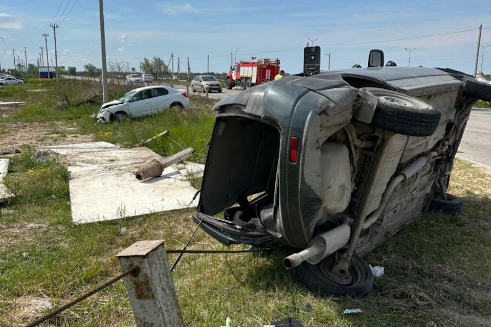 В селе Счастливцево в аварии пострадали три человека В селе Счастливцево Генического округа произошла авария. Для ликвидации последствий дорожно-транспортного происшествия были привлечены шесть региональных спасателей. «Трое пострадавших мужчин переданы медикам», - проинформировали в ГУ МЧС России по Херсонской области.