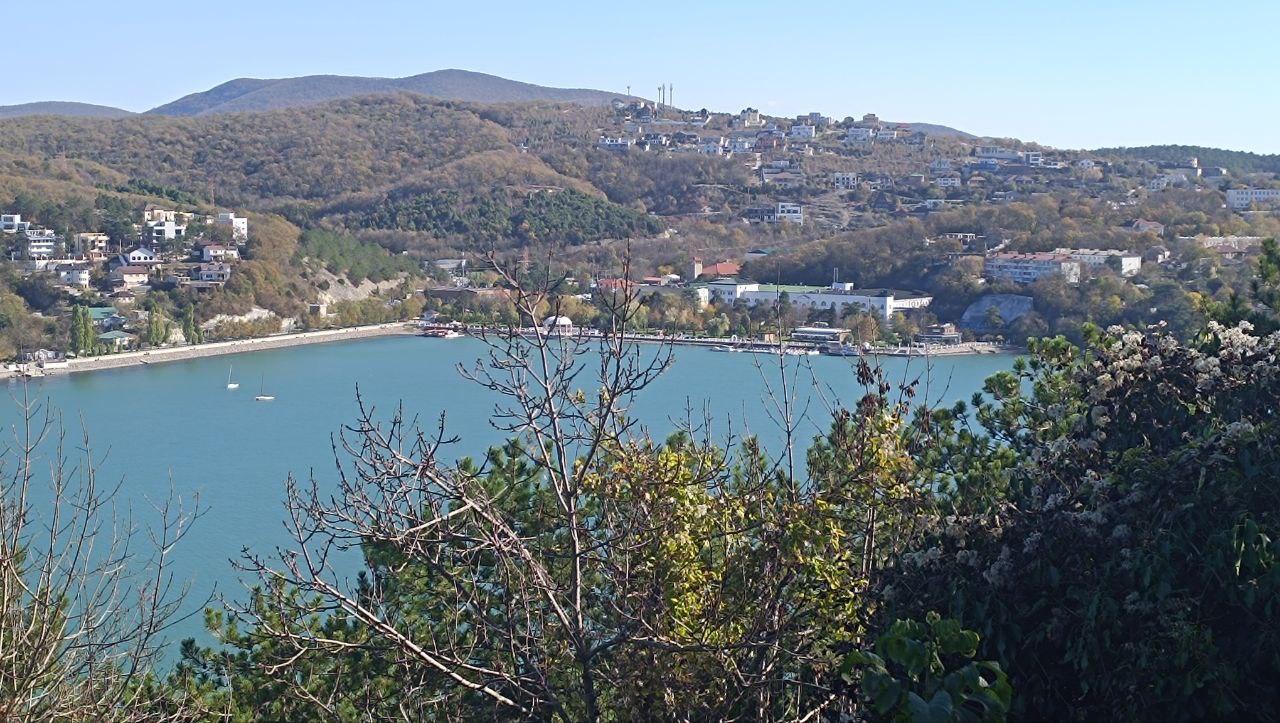 Туристический поезд соединяющий Краснодар и Абрау Дюрсо начнет функционировать с 27 декабря Поезд обеспечит удобный транспортный доступ к российскому курорту включая переезд из Краснодара в Новороссийск и последующий трансфер до Абрау Дюрсо Первый рейс является экспериментальным но впоследствии подобные туры планируют развивать регулярно Радио 104FМ Новая Россия Мы в МАХ