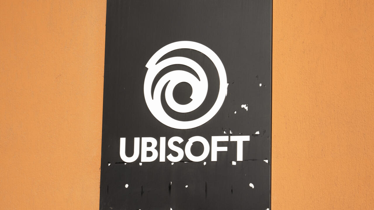 Начальство Ubisoft пердело своим сотрудникам в лицо — это не шутка, сейчас началось ГРОМКОЕ судебное дело. Оказалось, что многообразная контора снежинок не такая и добренькая. Пострадавшие женщины рассказали о жестоких и унизительных эпизодах прямо на рабочем месте: — их привязывали к стульям, — заставляли делать стойку на руках в юбке, — осыпали сексистскими шутками, — рисовали на теле пенисы, — демонстративно включали порно, — намеренно пердели в лицо, — щёлкали кнутом прямо над головой. А еще: — Мужчины в офисе устраивали игру в догонялки, где, чтобы передать эстафету, нужно было ущипнуть соперника за половой орган. Весельчаки Вся работа проходила в супер токсичной атмосфере. Суд над бывшими топ-менеджерами Ubisoft продолжается уже четвёртый день. Так вот почему игры такие