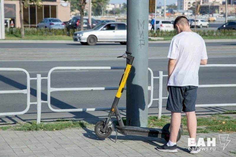 Самокатчик избил двух женщин с детьми в Екатеринбурге Как сообщили в СКР, 20 июня женщины, гулявшие с детьми, сделали мужчине замечание за лихую езду. В ответ екатеринбурженки получили неадекватную реакцию. Председатель СКР Александр Иванович Бастрыкин поручил и.о. руководителя СУ СКР по Свердловской области Анатолию Дмитриевичу Надбитову доложить о промежуточных результатах процессуальной проверки и принятом по итогам решении, — уточнили в СКР. И сколько еще таких инцидентов в городе, счет не ведется.