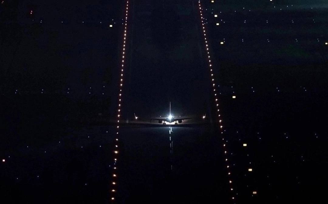 Пассажиры вернувшегося в Нарьян Мар самолета вылетят в Уфу резервным бортом Для пассажиров вернувшегося в Нарьян Мар самолета подготовлено резервное воздушное судно вылет которого в Уфу запланирован на 20 45 по местному времени сообщили РБК Уфа в авиакомпании РусЛайн Посадка в Уфе согласно онлайн табло запланирована в 1 15 по уфимскому времени 18 февраля Всего на борту воздушного судна было 46 пассажиров и четыре члена экипажа По данным авиаперевозчика самолет вылетел в Уфу в 10 25 но из за срабатывания сигнализации основной двери вернулся в аэропорт вылета После выработки топлива воздушное судно штатно село в Нарьян Маре в 10 33 Пассажирам предоставлены напитки и горячее питание организовано размещение в гостинице сообщили в авиакомпании РБК Уфа в Telegram РБК Уфа в MAX