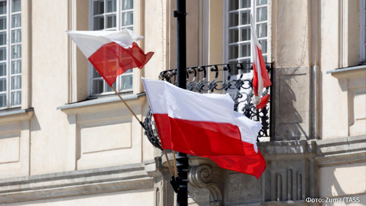 Трех украинцев со шпионским оборудованием арестовали в Польше передает Polsat со ссылкой на полицию Граждане Украины не смогли определить цель хранения изъятых полицией предметов Они утверждали что являются IT специалистами а когда им задавали более конкретные вопросы забывали английский и делали вид что не понимают о чем им говорят рассказал сержант Кацпер Войтечко В ходе обыска полиция изъяла детекторы шпионских устройств антенны ноутбуки портативные жесткие диски маршрутизаторы камеры и большое количество SIM карт Задержанным предъявили обвинения в мошенничестве компьютерном мошенничестве и приобретении устройств и компьютерных программ приспособленных для совершения преступлений в том числе в покушении на повреждение компьютерных данных имеющих особое значение для обороны страны Суд удовлетворил ходатайство прокуратуры и заключил мужчин под стражу на три месяца Полиция продолжает расследование чтобы выяснить цели и обстоятельства пребывания украинцев в Польше IZ RU в Telegram в MAX