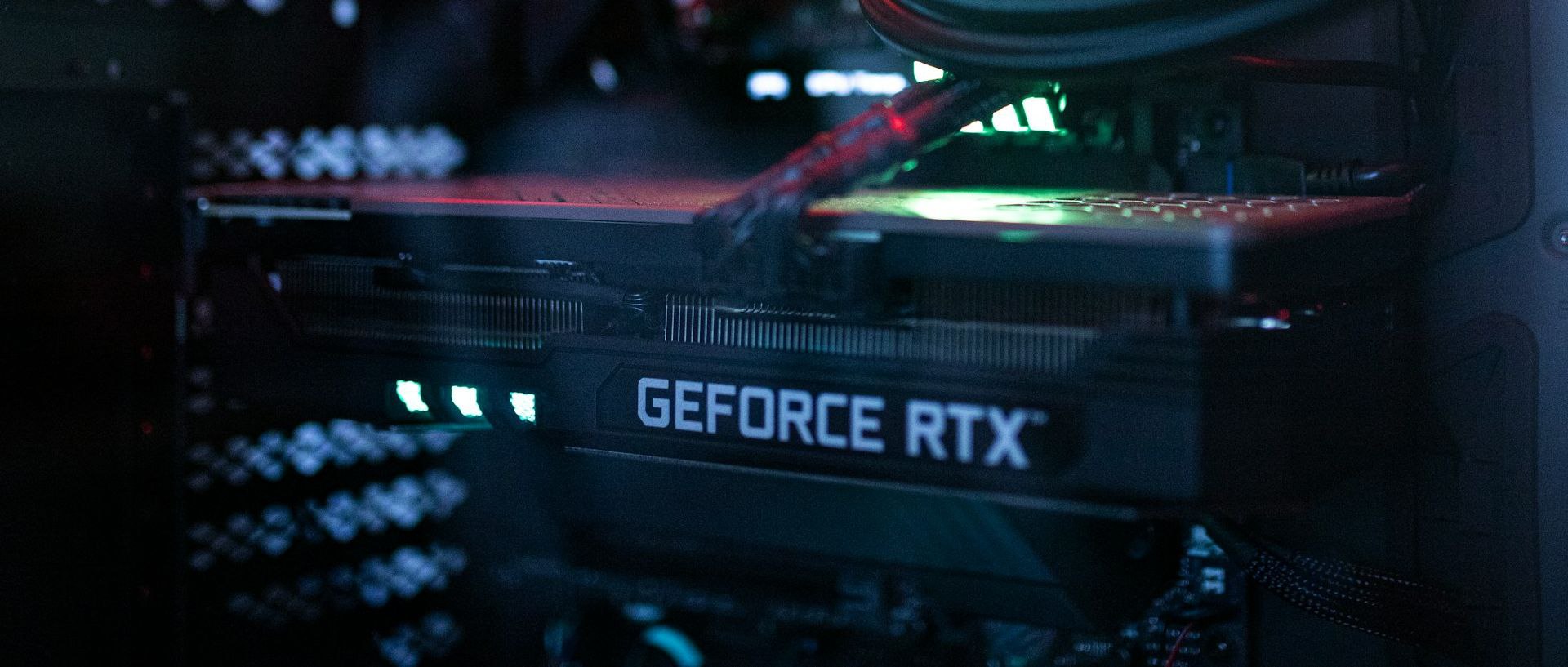 Видеокарты NVIDIA GeForce RTX 5090D v2 начали появляться на китайских торговых площадках Кратко: На китайских торговых площадках замечена видеокарта NVIDIA GeForce RTX 5090D v2, предположительно выходящая в продажу завтра. Утечка подтверждает уменьшенный объем видеопамяти – теперь 24 ГБ вместо 32 ГБ в оригинальной модели, а также сужение шины до 384-битной. Несмотря на это, игровая производительность, вероятно, останется на прежнем уровне, однако ограничения для задач искусственного интеллекта могут стать более серьезными. Ожидаемая стоимость видеокарты сопоставима с оригинальной RTX 5090D, однако из-за дефицита на рынке цены будут значительно выше. Полная версия