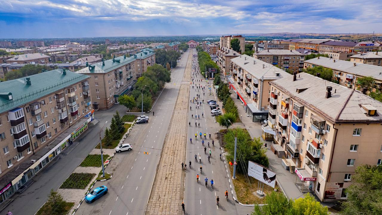 Правительство выделило более 1,1 млрд рублей на дополнительные выплаты жителям Оренбургской области, пострадавшим от паводка    Речь идет об индексации выплат, которые пострадавшие жители Орска и других городов Оренбуржья получили в апреле, так как по поручению Президента в июле 2024 года размеры выплат для людей, пострадавших от стихийных бедствий, были увеличены в 1,5 раза.   • Более 1 млрд рублей будет направлено на доплату в 5 тыс. рублей к ранее оказанной гражданам единовременной материальной помощи.   • Дополнительные средства также будут направлены на оказание финансовой помощи людям, частично или полностью утратившим имущество первой необходимости. Размер доплаты в этом случае составит 25 тыс. и 50 тыс. рублей соответственно.    • Граждане, здоровью которых стихия причинила легкий вред, получат доплату в размере 100 тыс. рублей на человека.  • Граждане, чей ущерб здоровью оценивается как средний и тяжкий, получат по 200 тыс. рублей.  #регионы