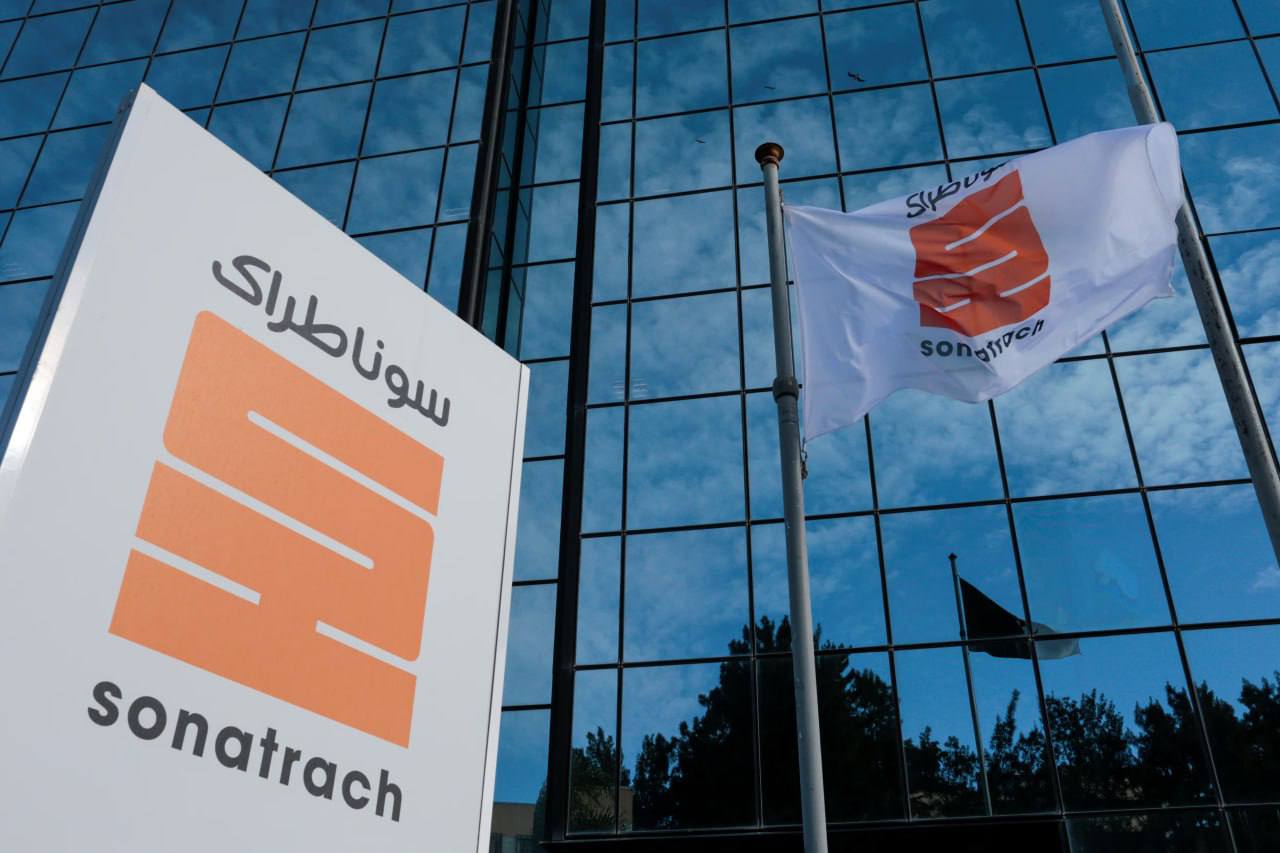 Государственная энергетическая компания Алжира Sonatrach объявила сегодня о подписании контракта на 5 4 млрд с саудовской компанией Midad Energy на разведку и разработку нефтегазовых ресурсов в бассейне Иллизи на юго востоке арабской республики 30 летнее соглашение о разделе продукции включает опцию продления еще на 10 лет и предусматривает семилетний этап разведки Midad Energy North Africa полностью финансирует проект включая 288 млн выделенных на разведку Участок Иллизи Саут расположен недалеко от границы с Ливией Sonatrach крупнейшая нефтегазовая корпорация Алжира и всей Африки в принципе с доходом в 77 млрд за 2023 год является государственной численность сотрудников составляет более 200 тысяч человек