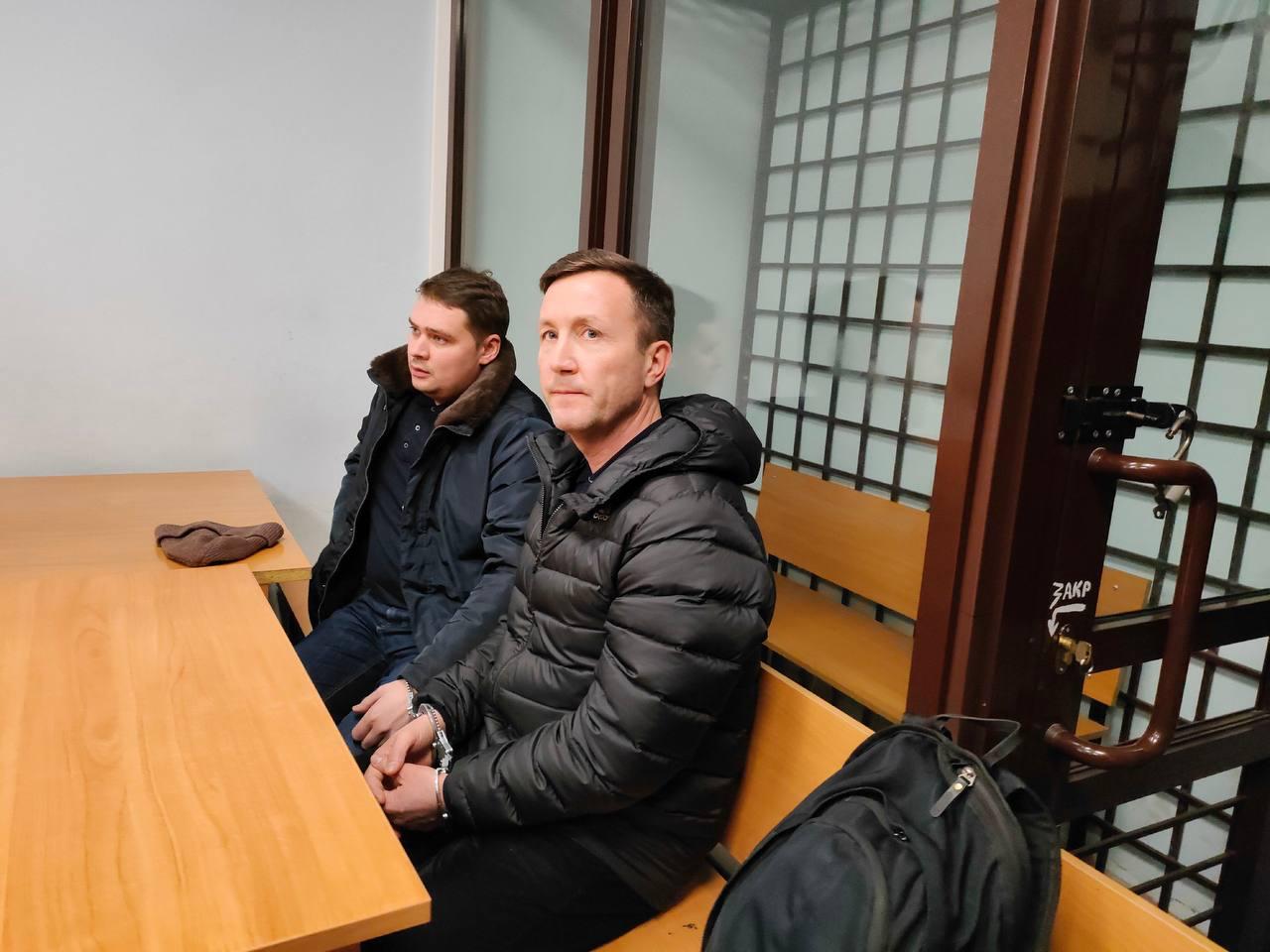 Суд вынес приговор экс начальнику отдела Минземимущества РТ Ильшату Аминову По версии следствия в 2021 2023 годах чиновник оказывал покровительство ряду организаций при заключении договоров аренды купли продажи и залога государственного имущества По его указанию при проведении аукционов устанавливались завышенные требования к задаткам от 100 до 3522 63 от начальной цены лота Такие условия фактически исключали конкуренцию другие компании не подавали заявки и объекты передавались аффилированным структурам по минимальной стоимости Также несмотря на установленный законом запрет Аминов фактически руководил деятельностью ООО Аркад Компания была зарегистрирована на его мать однако доступ к электронным системам управления был оформлен на номер самого чиновника Он подбирал субарендаторов и покупателей проводил переговоры и заключал договоры Суд признал Ильшата Аминова виновным в злоупотреблении должностными полномочиями и незаконном участии в предпринимательской деятельности и назначил ему наказание в виде 2 5 лет условно с аналогичным испытательным сроком Также ему запрещено занимать должности на госслужбе в течение 2 5 лет Напомним Ильшат Аминов занимал пост начальника отдела аренды и реализации госимущества управления имуществом Минземимущества РТ до марта 2025 года Чиновник был уволен с поста в связи с утратой доверия KazanFirst   в бот