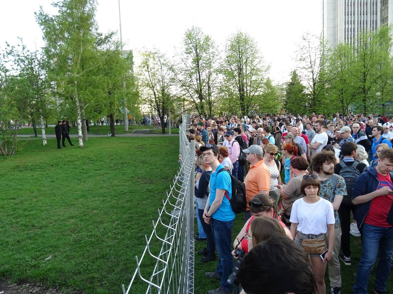  Мэрия Екатеринбурга проверит горожан на экстремизм и готовность к протестам Администрация города заказала комплексный социологический анализ в области противодействия экстремизму. Подрядчик должен будет изучить контент, который публикуют блогеры, пользователи соцсетей и форумов, чтобы найти явные и скрытые экстремистские материалы. На аналитику и соцопросы потратят 410 тыс. рублей. По итогам исследователи подготовят рекомендации, как не допустить распространение информации, которая может привести к протестам, несанкционированным митингам и «другим экстремистским актам». Также подрядчик должен определить уровень готовности разных групп екатеринбуржцев к протестам. Подписаться Прислать новость