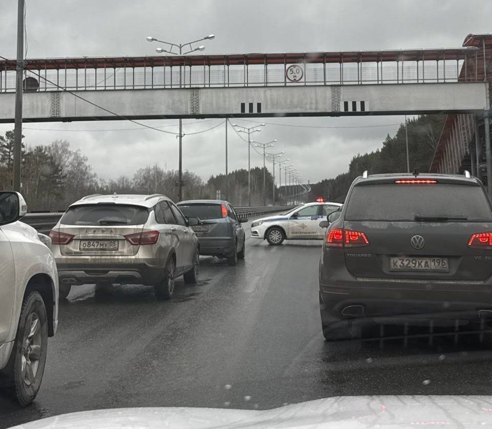 Движение по Пермскому тракту в районе ЕКАД перекрыли По данным издания Ревдинский рабочий это было сделано для проведения неких следственных действий В ФКУ Уралуправтодор не говорили о причинах перекрытия проезжей части однако несколько минут назад сообщили что движение восстановлено в штатном режиме Напомним трасса Пермь Екатеринбург на этом участке с недавних пор является частью путинского автобана М 12 Москва Казань Екатеринбург Фото группа ДПС Ревда Телеграм канал ve4ved Поддержать Подписаться Прислать новость 18