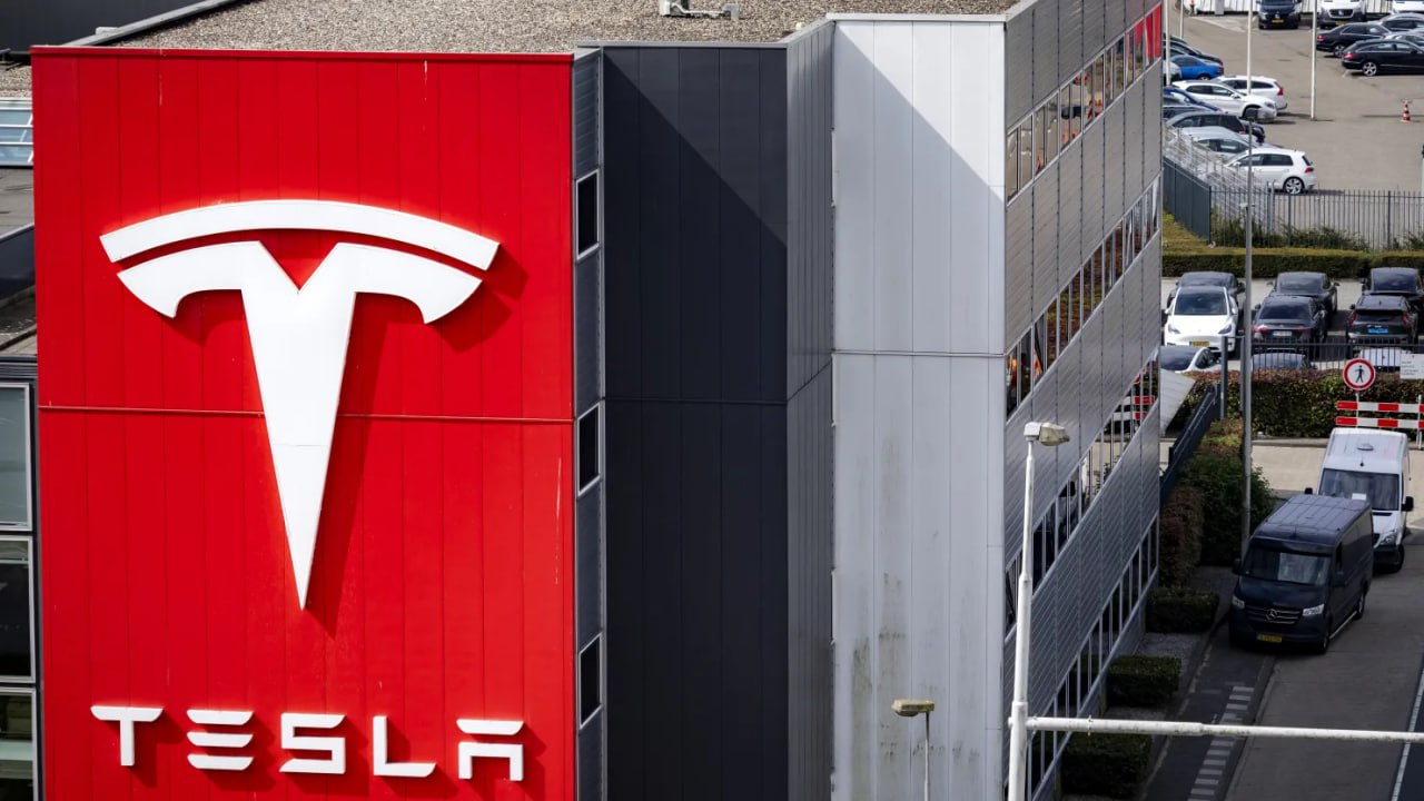 Tesla Илона Маска подала заявку на поставку электроэнергии в британские домохозяйства #TSLA  Если этот шаг будет одобрен, это может открыть компании Илона Маска возможность конкурировать с крупными фирмами, доминирующими на энергетическом рынке Великобритании. Попытка Tesla получить лицензию на производство электроэнергии предпринимается на фоне падения продаж электромобилей по всей Европе.