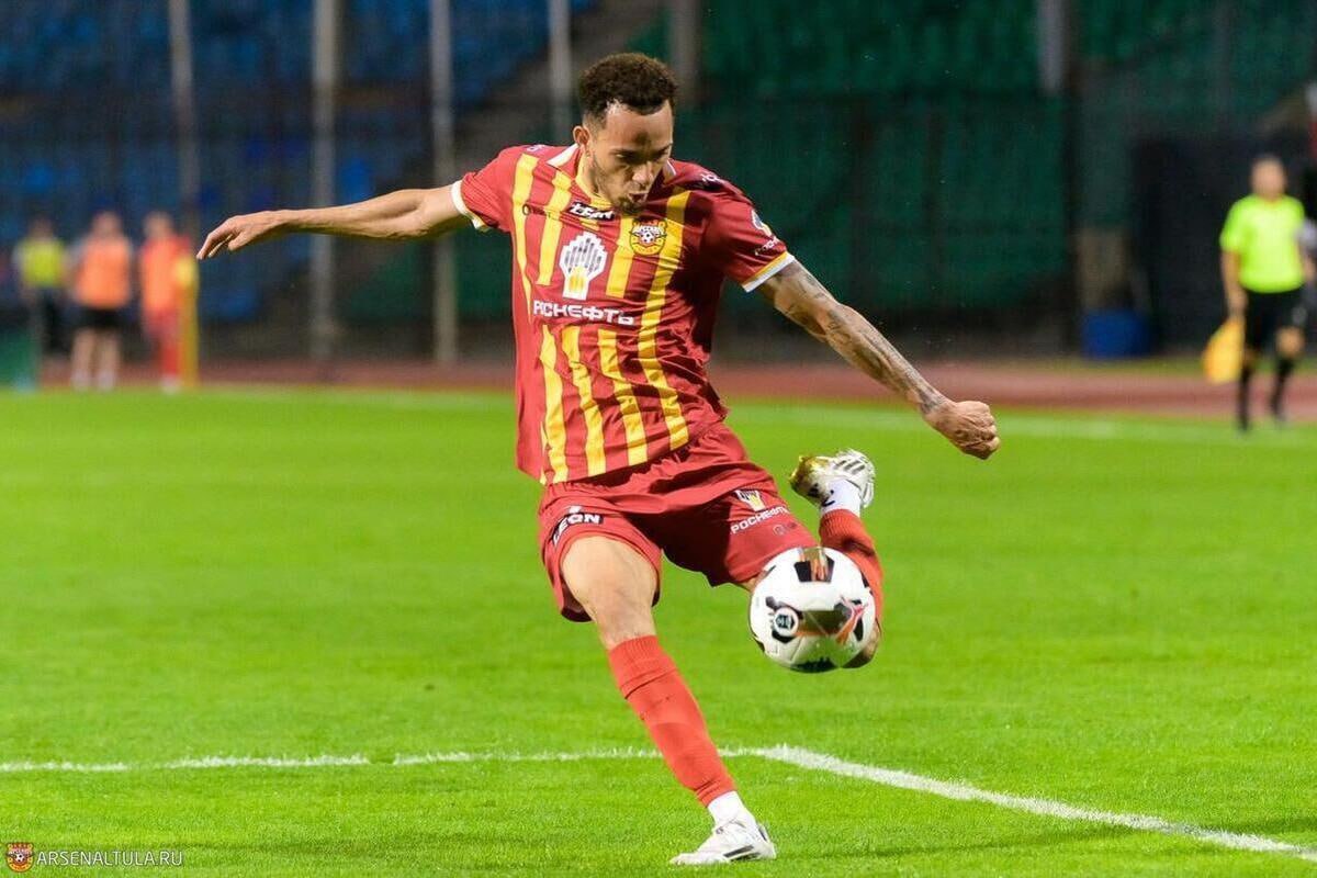 Доминиканский игрок Арсенала Рейес не хотел возвращаться в Тулу ещё летом Как стало известно Дай УдаритЬ для Metaratings доминиканский легионер тульского Арсенала Эдерлин Рейес не хотел возвращаться в расположение команды ещё прошлым летом Ранее пресс служба тульского клуба сообщила что Рейес отказался возвращаться в расположение команды после зимнего отпуска В СМИ фигурировала информация что причиной тому стала конкуренция с Резиуаном Мирзовым и малое игровое время По нашей информации невозвращение Рейеса в расположение Арсенала ни коим образом не связано с Мирзовым Доминиканский футболист не хотел возвращаться в тульский клуб ещё прошлым летом Тогда руководству клуба удалось уговорить игрока вернуться но после он активно выражал недовольство и всем видом показывал незаинтересованность в выступлении за Арсенал Во время зимнего отпуска игрок постоянно был на связи с тульским клубом и обещал вернуться но резко изменил позицию заявив что не хочет возвращаться и стал искать разные поводы чтобы не приезжать в Россию Арсенал в своём сообщении уточнил что оштрафует Рейеса за неприбытие на сбор Тульский клуб продолжает переговоры со стороной игрока и надеется найти компромиссный выход из этой ситуации Подписывайтесь на Дай Ударить в MAX