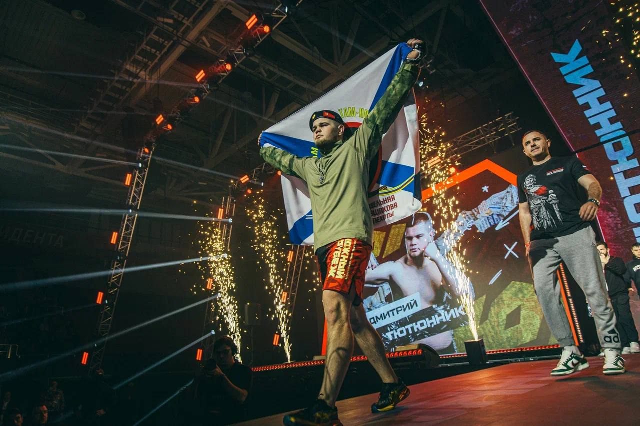 Наши севастопольские спортсмены по смешанному боевому единоборству ММА продолжают выступать в профессиональных турнирах В эти выходные в Краснодаре во Дворце самбо состоялся Профессиональный турнир Лиги смешанных единоборств Южный Рубеж 8 приуроченный Дню работников органов безопасности России В программе турнира 16 поединков по смешанному боевому единоборству с участием бойцов из Алжира Бразилии Кыргызстана России и Узбекистана В 10 поединке вечера Россию на турнире представлял Дмитрий Тютюнник из Севастополя он одержал убедительную победу в первом раунде над бойцом из Узбекистана Шорухом Аскаровым Дмитрий тренируется в клубе единоборств Князь Владимир под руководством тренера Вадима Курило Поздравляем спортсмена и его тренера