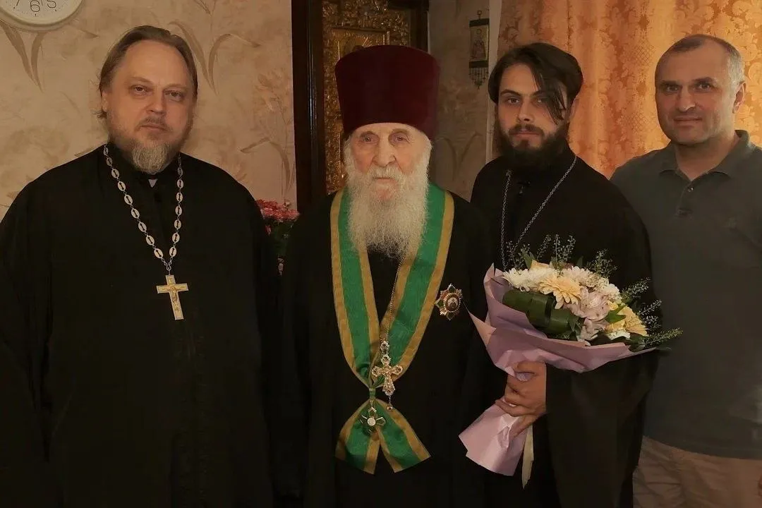 Почётный настоятель Вознесенского храма села Борщёво протоиерей Виктор Чужаков награждён Патриаршей наградой Святейший Патриарх Московский и всея Руси Кирилл наградил Орденом преподобного Сергия Радонежского 1 ой степени почётного настоятеля Вознесенского храма с Борщёво г о Клин протоиерея Виктора Чужакова в связи с 60 летием его пастырского служения 13 мая в день 89 летия протоиерея Виктора благочинный Клинского церковного округа протоиерей Евгений Мальков вручил награду пастырю и зачитал поздравление от Святейшего Патриарха Кирилла Подробнее на сайте