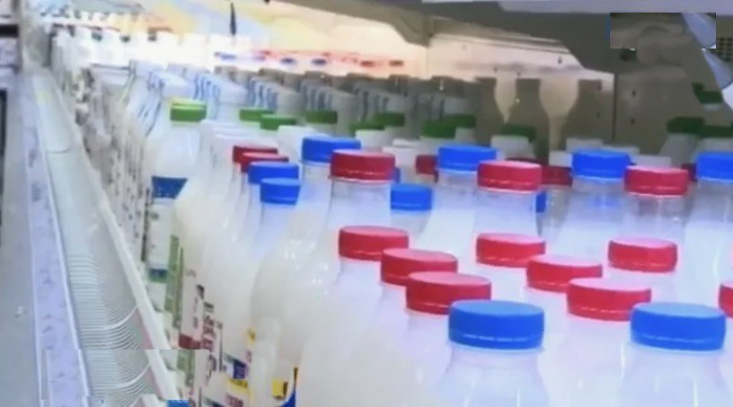 Поставщик молочки и чиновница наживались на детях Прокуратура Октябрьского района Ставрополя провела проверку по факту мошенничества при поставках молочной продукции в детсады Установлено что между ООО Матвейка и детскими садами Ставрополя заключено 75 контрактов на поставку молочной продукции При этом поставляемая продукция не соответствовала требованиям контрактов а сроки поставки в детские сады регулярно нарушались С целью недопущения негативных последствий для бизнеса директор фирмы неоднократно оплачивала товары и услуги в пользу замруководителя комитета образования администрации Ставрополя Виктории Переверзевой За это чиновница заставляла заведующих детсадами принимать молочную продукции ненадлежащего качества и с нарушением сроков поставки Было возбуждено дело об административном правонарушении Компания оштрафована на 585 тысяч рублей ГТРК Ставрополье Читайте нас в MAX