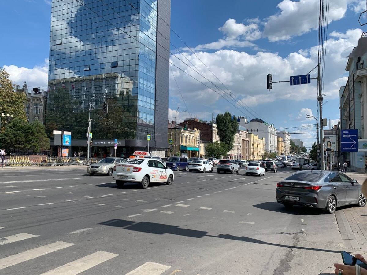 ЭКСКЛЮЗИВ За год в Ростове-на-Дону число офисных помещений выросло в 1,6 раз, но это не покрывает острый дефицит коммерческой недвижимости в городе. Своим мнением о причинах нехватки офисных площадей с ДОМОСТРОЙДОН.РУ поделился Вадим Шевченко, учредитель Sales Machine — консалтинговой компании в девелопменте.  «В центре давно нет свободных помещений, — отмечает Шевченко. — Существующие проекты страдают от нехватки парковок и инженерии низкого уровня. Офисы со сплошным остеклением вроде Riverside Don или „Пять морей“ построены с минимальными нормами отопления и кондиционирования. Летом там жарко, зимой холодно. Найти лоты в 200–300 кв. м с нормальной парковкой и инженерией практически невозможно». Почему девелоперы не строят офисы на левобережье Ростова, читайте в статье ДОМОСТРОЙДОН.РУ.