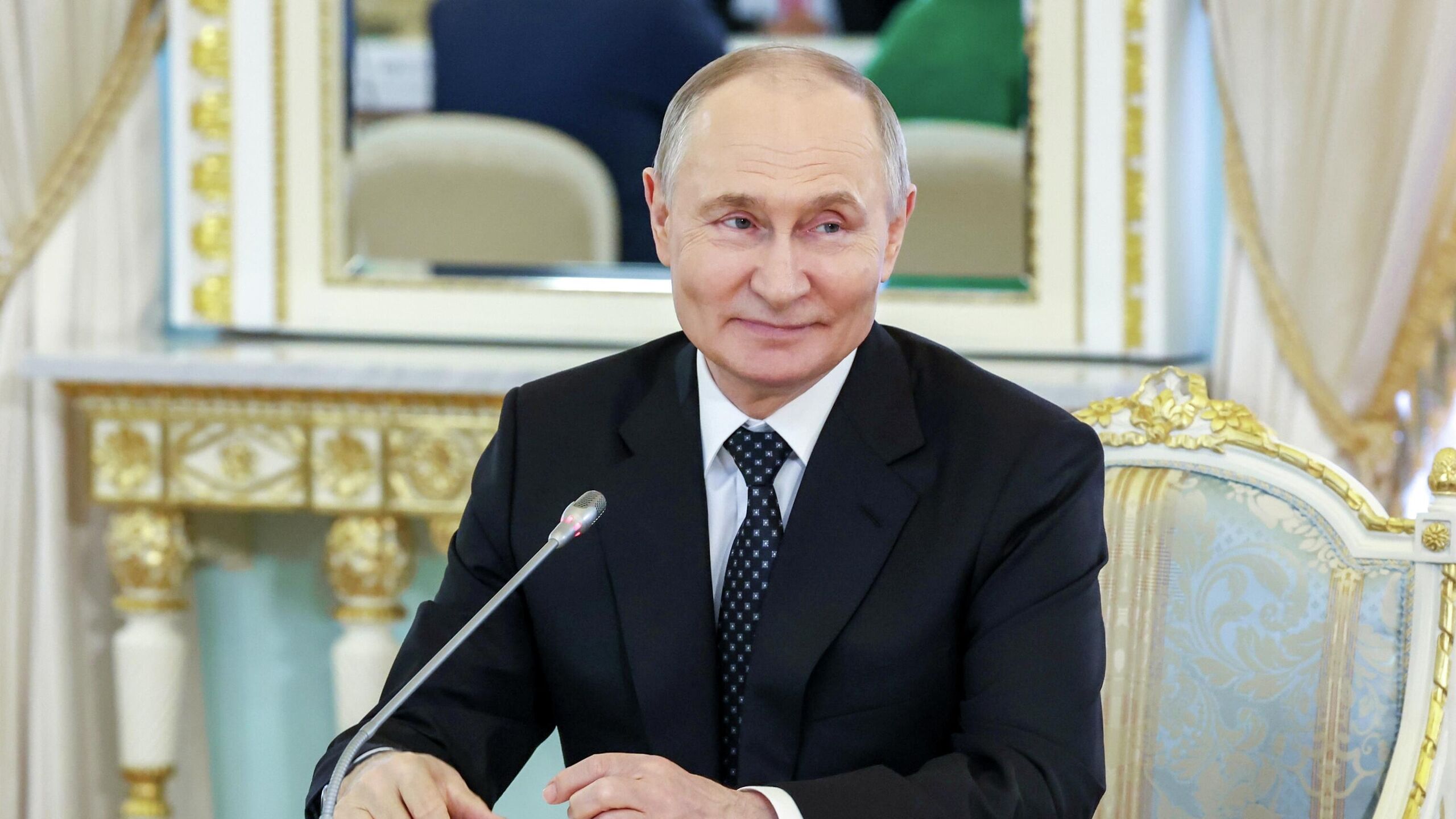 Президент России Владимир Путин присвоил звания заслуженных артистов РФ актерам Сергею Перегудову и Антону Хабарову соответствующий указ размещен на сайте официального опубликования правовых актов Присвоить почетные звания Заслуженный артист Российской Федерации Перегудову Сергею Викторовичу артисту Санкт Петербургского государственного бюджетного учреждения культуры Санкт Петербургский академический Театр имени Ленсовета Хабарову Антону Олеговичу артисту федерального автономного учреждения культуры Центр развития театрального искусства Московский Губернский драматический театр говорится в указе Также звание заслуженного работника культурны РФ получила режиссер постановщик Московского драматического театра имени К С Станиславского Ольга Великанова