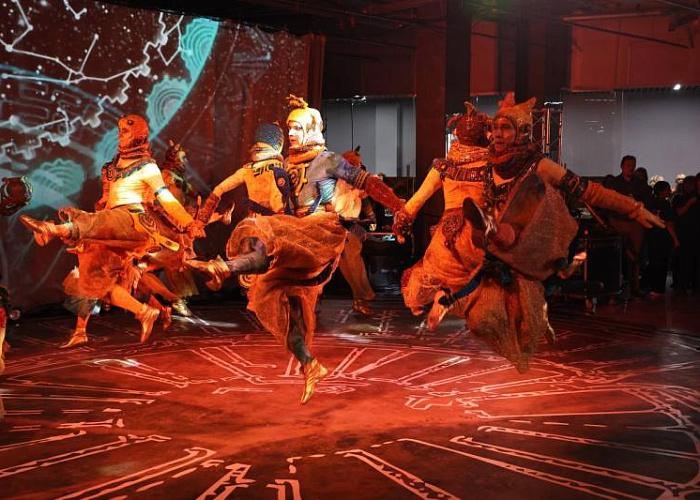 Фестиваль культурных столиц проведут в Челябинске В регионе стартовала подготовка к масштабному проекту Челябинск культурная столица России 2027 Ключевые направления работы определили на первом заседании организационного комитета под руководством губернатора Алексея Текслера и председателя федерального оргкомитета конкурса Николая Новичкова На встрече в том числе договорились о проведении в Челябинске фестиваля культурных столиц Статус культурной столицы дает мощный импульс для развития всего региона и возможность продемонстрировать самобытность Южного Урала реализовать творческий потенциал наших жителей отметил Алексей Текслер Одной из ярких инициатив станет фестиваль культурных столиц с участием творческих коллективов из городов которые ранее были удостоены этого статуса Нижнего Новгорода Грозного Омска а также из Москвы и Санкт Петербурга Надеемся заложить такую традицию чтобы другие регионы которые выиграют статус культурного столицы в будущем тоже становились частью этого творческого объединения заметил Алексей Текслер Участники встречи также рассмотрели инициативу о запуске регионального конкурса Малая культурная столица Его концепция предполагает выявление и поддержку малых и средних городов с уникальным культурным потенциалом Алексей Текслер поддержал идею Подписаться на vecherchel   Поддержать Читать в Мах