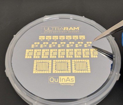 Память ULTRARAM сочетающая скорость DRAM и надежность NAND близка к производству Экспериментальная память ULTRARAM преодолела ключевой производственный барьер и приближается к пилотному выпуску Технология обещает скорость DRAM и энергонезависимость NAND создавая предпосылки для создания нового класса запоминающих устройств