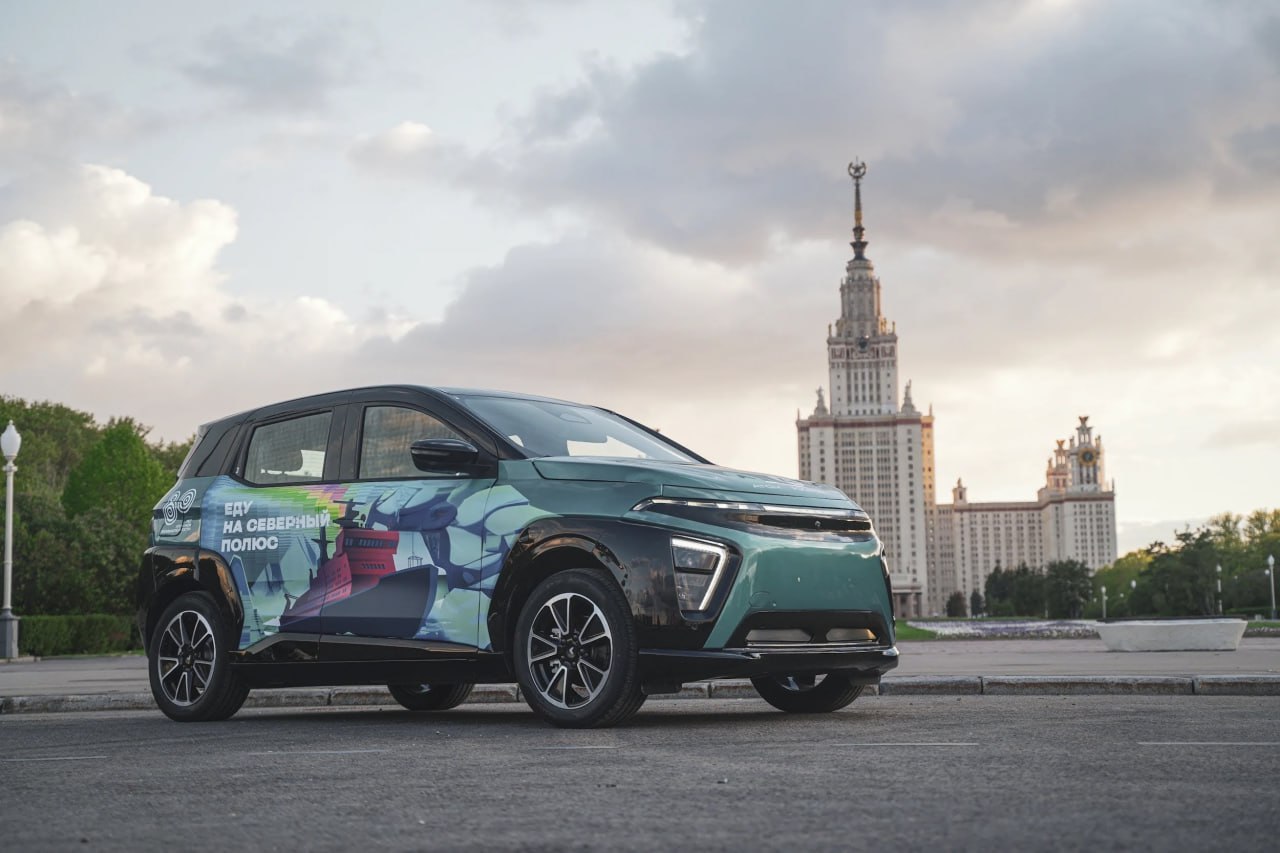 Российский электромобиль «Атом» отправится в арктическую экспедицию на атомном ледоколе В полярную экспедицию машина отправится на атомном ледоколе «50 лет Победы», сообщил директор бизнес-направления «Электромобильность» топливной компании «Росатома» Александр Бухвалов в ходе Петербургского международного экономического форума. Выход судна из Мурманска запланирован на 20 июня. В один из дней запланирован спуск автомобиля на лед для тестирования его возможностей в суровых арктических условиях. «Российские электромобильные технологии выходят за рамки городских условий и демонстрируют готовность к эксплуатации в любой климатической зоне — без скидок на сезон, регион или температуру. Для потребителя это, по сути, проверка доверия: если машина стабильно работает в самых жёстких условиях, значит, она точно справится с любым повседневным сценарием», — подчеркнул он. Подписывайтесь на «Росатом» Оставляйте «бусты» #новость #ПМЭФ2025 #Атомфлот #ТВЭЛ