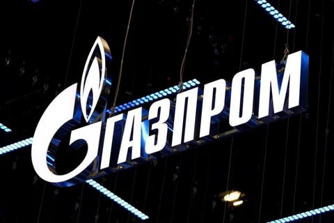 У группы Газпром вновь непростая задача В Нидерландах в третий раз за текущий год наложен обеспечительный арест на активы принадлежащие группе Газпром Соответствующее решение было принято Окружным судом Амстердама на основании требований выдвинутых украинской компанией Автодоркомплект которая специализируется на добыче гранита Таким образом под арест попали акции четырех дочерних структур российской группы зарегистрированных в голландской юрисдикции В обосновании требований украинская сторона обвиняет Газпром в финансовой поддержке специальной военной операции и содействии хищению активов на занятых территориях Группа подала ходатайство о снятии арестов ссылаясь на аналогичные дела украинских компаний которые завершились неудачно Однако суд Амстердама отклонил просьбу российской стороны посчитав дело Автодоркомплекта отличающимся от предыдущих споров Арестованы бумаги Gazprom International Projects и 50 Wintershall Noordzee принадлежащие российской структуре Газпром интернэшнл лимитед а также акции Gazprom Neft Badra и Gazprom Neft Middle East которыми владеет ГПН ближневосточные проекты Сумма обеспечения составляет 660 млн евро такую компенсацию запросили хуторяне Ранее активы группы Газпрома в Нидерландах уже дважды арестовывались по требованию украинских компаний Славутич инвест и Жнива но впоследствии суд отказал им в признании украинских решений против российской группы сославшись на принцип государственного иммунитета bankrest