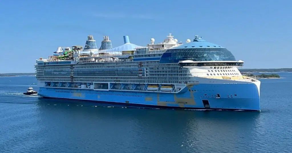 28-летняя южноафриканка получила несколько ножевых ранений на борту ICON OF THE SEAS, во время нападения другого члена экипажа из Южной Африки, когда судно проходило через Багамские острова. 35-летний мужчина нанес женщине удар ножом в верхнюю часть тела во время личного спора. Затем он попытался скрыться, прыгнув за борт. Мужчина был извлечен из воды, но не подавал признаков жизни, и медицинский персонал на борту констатировал его смерть. В настоящее время состояние раненой девушки оценивается как стабильное. Департамент международных отношений и сотрудничества Южной Африки Dirco заявил, что расследование продолжается, и отказался от дальнейших комментариев.