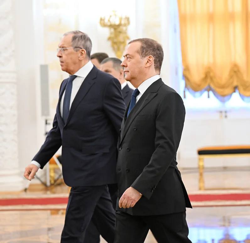 Единая Россия выбрала лидеров списка на выборы в Госдуму По информации РБК на первом месте списка председатель партии и зампред Совбеза Дмитрий Медведев Кроме того в пятёрку лидеров Единой России вошли министр иностранных дел Сергей Лавров директор Московского клинического научно исследовательского центра больница 52 Марьяна Лысенко начальник центрального штаба Юнармии Владислав Головин заместитель гендиректора ВГТРК и военкор Евгений Поддубный Дмитрий Медведев уже возглавлял список Единой России в 2011 и 2016 годах Сергей Лавров был в пятёрке лидеров на выборах в Госдуму в 2021 году Как уточняется для партии власти важно чтобы для баланса в списке была женщина Марьяна Лысенко была сопредседателем предвыборного штаба Владимира Путина в 2024 году Собеседники издания добавили что Единой России в списке лидеров нужен участник боевых действий на Украине среди лидеров списка По их словам Владислав Головин один из наиболее публично подготовленных Евгений Поддубный подходит как лидер мнения среди патриотического сегмента в том числе для рассерженных патриотов   Выборы в Госдуму пройдут в сентябре 2026 года Каждая партия может включить в общую часть списка до 15 человек При этом только первые пять из них попадают в бюллетень Подписывайтесь на Выборный в МАХ