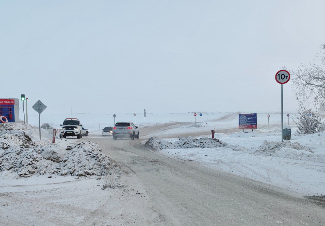 Досрочно открыто движение по ледовому автозимнику через р Лена Якутск Нижний Бестях Подведомственное Росавтодору ФКУ Упрдор Вилюй информирует что с 25 декабря 2025 г досрочно открыто движение по ледовому автозимнику Якутск Нижний Бестях федеральной автомобильной дороги Р 504 Колыма Планируемая дата открытия по государственному контракту была 05 01 2026 г Исходя из фактического состояния толщины льда установлена грузоподъемность проезда автомобильного транспорта полной массой до 10 тонн Общая протяженность ледового автозимника по реке Лена составляет 12 км На ледовом автозимнике произведены работы по устройству подходов к переправе и основных полос для движения в каждом направлении ширина каждой полосы составляет 20 м