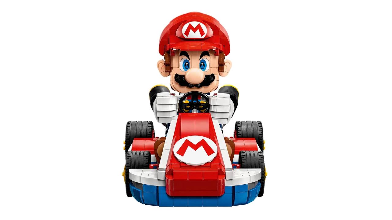 LEGO выпустит набор по Mario Kart  Набор Mario Kart™ - Mario & Standard Kart  72037  состоит из 1972 деталей и имеет возрастное ограничение 18+.  После сборки у вас получится фигурка Марио и фирменный карт со специальной подставкой, чтобы зафиксировать модель под углом, будто персонаж входит в поворот.  Высота фигурки составит 22 см, длина — 32 см, а ширина — 19 см. Выход состоится уже 15 мая за $170  ~14 800₽ .  Mario Kart 9 станет первым эксклюзивом для Nintendo Switch 2. Тематический набор Lego явно приурочен к грядущему релизу игры.