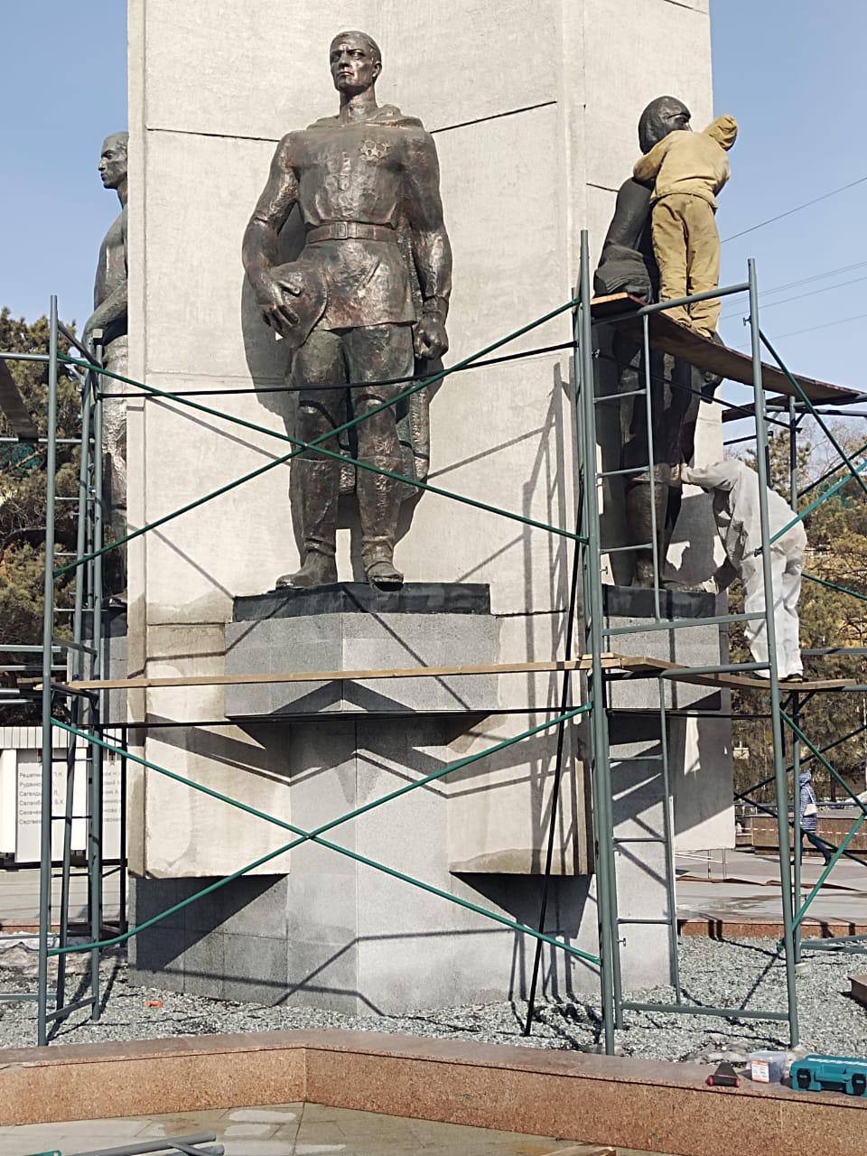 В Омске начали ремонтировать памятники, посвященные Великой Отечественной войне.   До 30 апреля подрядчики должны отремонтировать 33 объекта, рассказал мэр в тг-канале.    На восстановление памятников к 80-й годовщине Победы потратят около 14 млн рублей. Средства будут выделены из городского бюджета.  — Основные работы — это покраска, восстановление целостности плитки, надписей и общие благоустроительные работы, — сообщил Шелест.