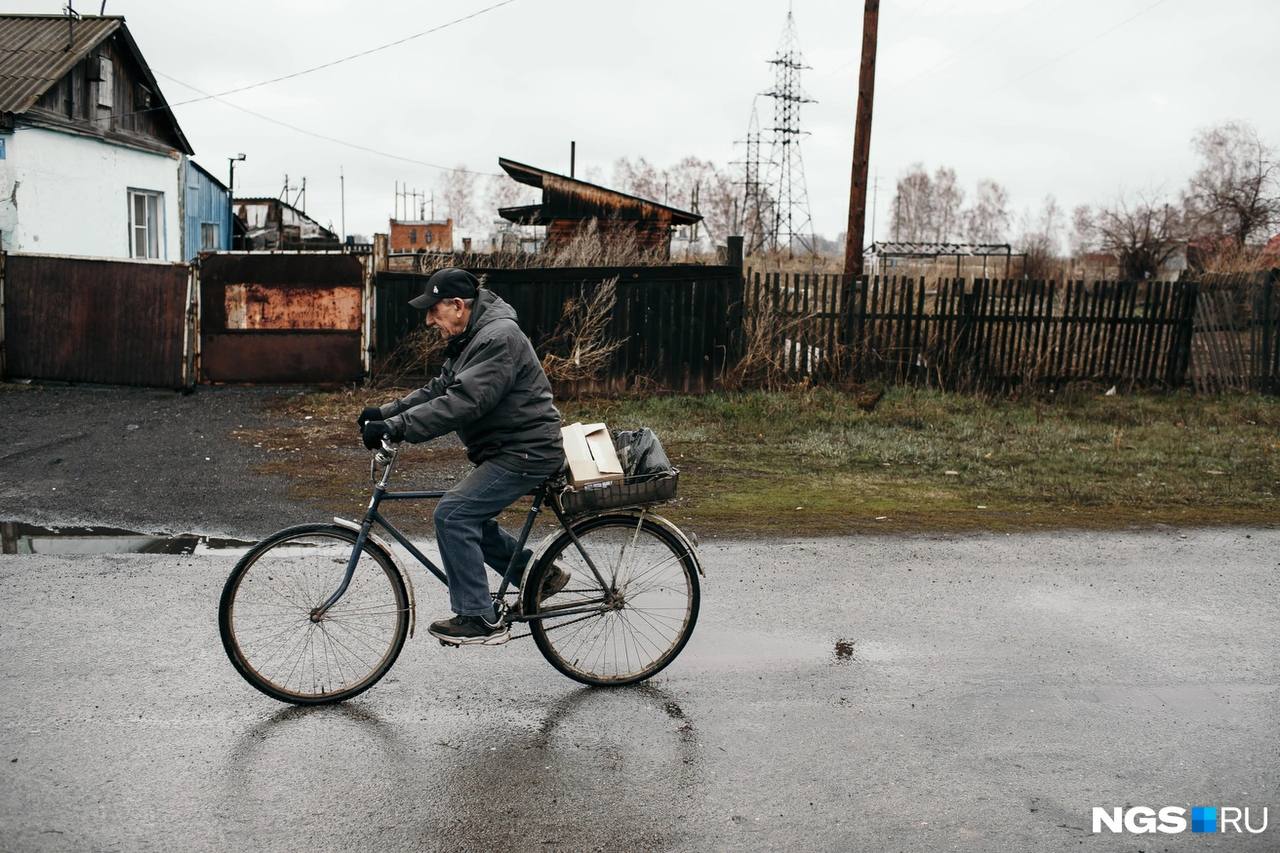 Сразу три города в Приморье, откуда массово уезжают люди, станут поселками  В Приморском крае три городских округа — Лесозаводск, Партизанск и моногород Дальнегорск — могут лишиться статуса города из-за низкой плотности населения. Эти территории планируется преобразовать в муниципальные округа. Законопроект уже поступил на рассмотрение краевого парламента.  Причиной изменений является несоответствие этих городских округов федеральным требованиям по плотности населения, которая в 2024 году должна составлять не менее 42,5 человека на квадратный километр. В Лесозаводске, Партизанске и Дальнегорске плотность населения варьируется от 7 до 30 человек на квадратный километр, а за последние пять лет численность населения в этих городах сократилась на 3-5,5 тысячи человек.  Более 10 лет федеральные власти стараются сделать так, чтобы люди не покидали Приморье и Дальний Восток. Амбициозные планы должны были даже увеличить население региона. Этого не произошло.