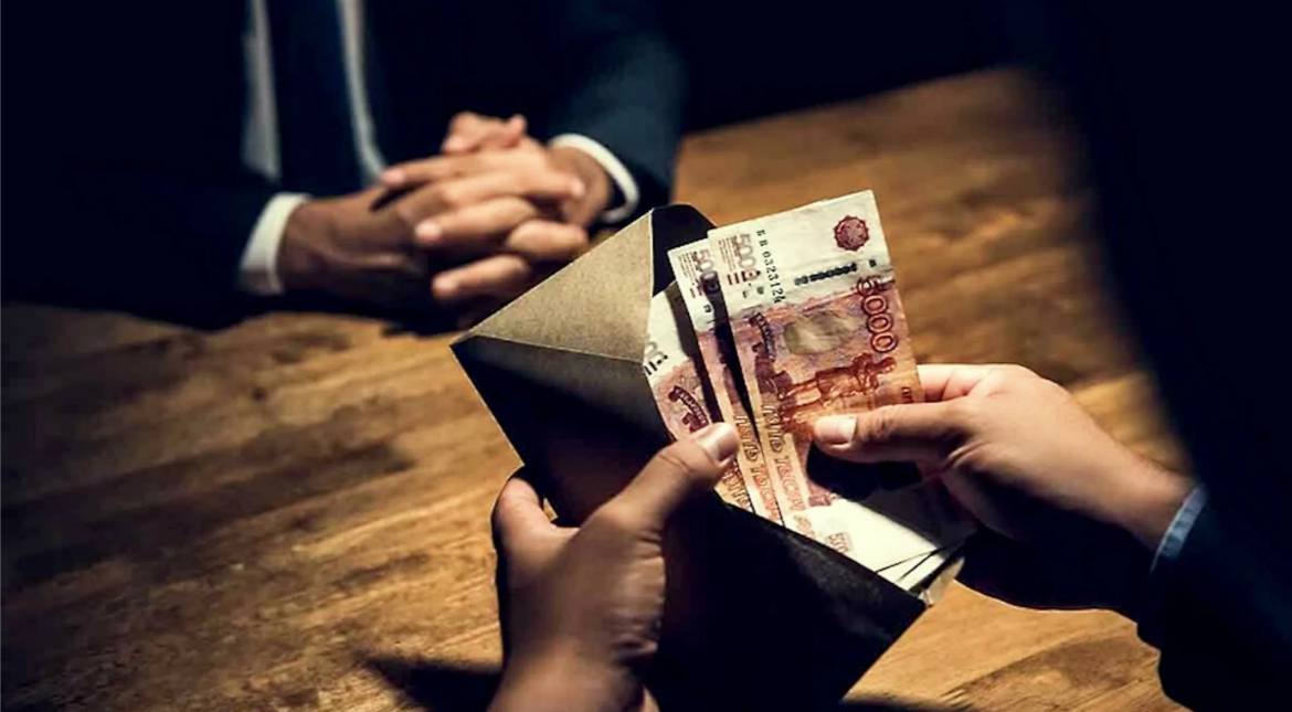 Возбуждено уголовное дело о подкупе работника контрактной службы Следственными органами Следственного комитета Российской Федерации по Луганской Народной Республике на основании материалов УФСБ России по Луганской Народной Республике возбуждено уголовное дело в отношении бывшего работника учреждения здравоохранения республики. Он подозревается в совершении преступления, предусмотренного п. «в» ч. 5 ст. 200.5 УК РФ подкуп работника контрактной службы, совершенный в крупном размере . Следствием установлено, что в период с июля по декабрь 2023 года сотрудник контрактной службы одного из учреждений здравоохранения республики неоднократно получал денежные средства от коммерсантов за ограничение конкуренции при заключении государственных контрактов на поставку товаров, работ и услуг в нарушение федерального законодательства. Преступным путем он получил денежные средства на общую сумму свыше 280 тысяч рублей. Следователем Ленинского межрайонного следственного отдела продолжается сбор и закрепление доказательств по уголовному делу, а также выявление иных лиц, причастных к совершению вышеуказанного преступления.