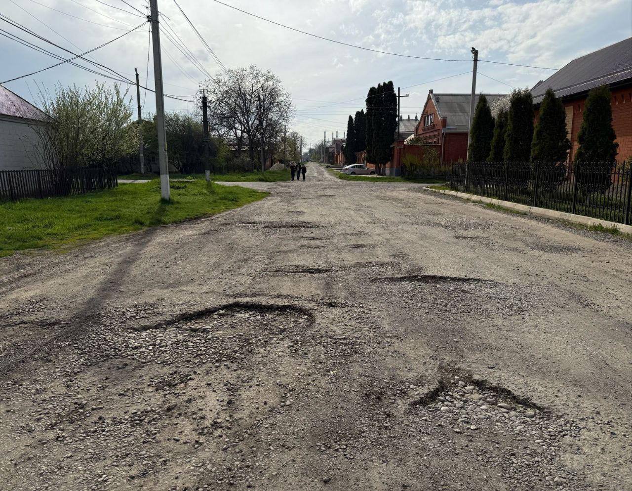 В Карабулаке стартовали работы по благоустройству участка улицы Градусова В Карабулаке началось преображение улицы Градусова участок от Загородной до Кирова в рамках федерального проекта «Формирование комфортной городской среды» на 2025 год. Планируется: • Укладка 6201 кв.м асфальтобетонного покрытия на протяжении 954 метров. • Обустройство тротуара площадью 1620 кв.м и длиной 810 метров. • Установка современного освещения. • Размещение лавочек и урн для мусора. Ввод в эксплуатацию обновленной дороги и тротуара поможет снизить транспортную нагрузку на центральные улицы Карабулака.
