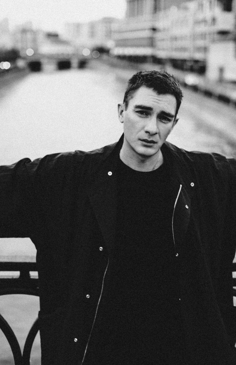 Уроженец Волгограда Никита Павленко снялся в детективном триллере Резервация 16 Это экранизации фантастического романа Станислава Гимадеева Принцип честности где он исполнил роль учителя физкультуры Премьера сериала состоится 1 февраля 2026 Никита Павленко родился 1 января 1992 года в Волгограде Окончил Московский государственный институт культуры В 2010 году дебютировал с эпизодической ролью в сериале Черкизона Одноразовые люди