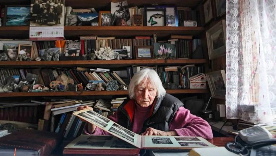 95 летие отметила труженица тыла и продолжательница династии стражей Домбая Ирина Утякова С юбилеем Ирину Павловну в своем канале в МАХ поздравил Глава КЧР Рашид Темрезов Дедушка Ирины Павловны Александр Утяков был одним из основателей курорта в Теберде Отец Павел Утяков один из пионеров горного туризма и альпинизма в России исследователь лавин и ледников Кавказа основатель первых турбаз в регионе Она в 17 лет окончила школу инструкторов и работала на Домбайской турбазе Получив высшее географическое образование в Ростовском университете много лет преподавала в тебердинской школе Но главным делом ее жизни на 20 лет стала музейная работа Будучи действительным членом Русского географического общества в 1983 году она активно участвовала в реставрации усадьбы И П Крымшамхалова где и по сей день располагается музей Ирина Павловна проделала огромную работу по наполнению его уникальными экспонатами и ее вклад в это дело невозможно переоценить Искренне поздравляю Ирину Павловну с юбилеем Желаю крепкого здоровья добра и благополучия написал Глава КЧР Рашид Темрезов в своем канале в мессенджере МАХ
