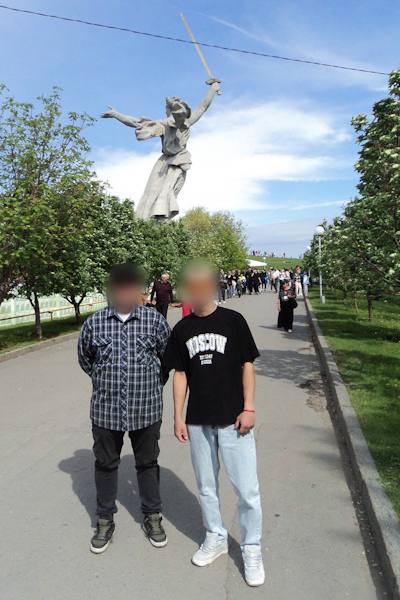 В Волгоградской области заключенным за хорошее поведение разрешили выехать из колонии — чтобы они смогли посетить Мамаев Курган Акция прошла в рамках празднования Дня Весны и Труда для заключенных колонии-поселения исправительные колонии №5 и №12 и лечебно-исправительного учреждении №15. В качестве поощрения «за примерное поведение», и для «патриотического, нравственного и исторического воспитания» им позволили в сопровождении сотрудников выехать в город. В этот день «положительно характеризующиеся осужденные» приняли участие в городских праздничных мероприятиях, гуляли по набережной, а также посетили Мамаев Курган. На фото также можно увидеть, что они получили возможность сфотографироваться на фоне памятника Ленину.