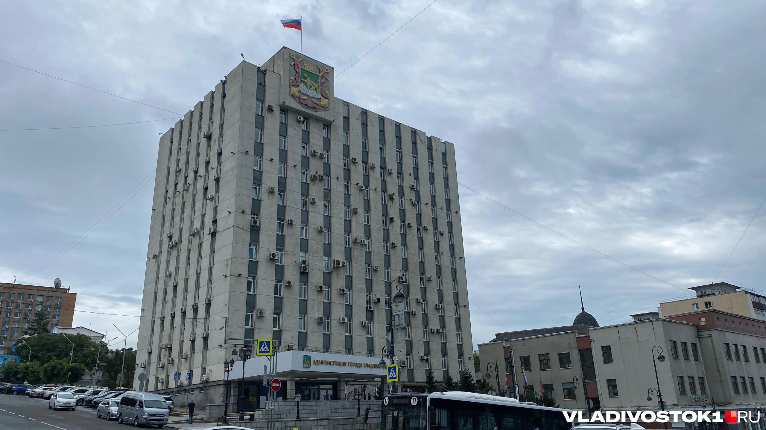 Администрация Владивостока объявила набор в кадровый резерв на должность начальника управления по делам молодежи Перестановка в ведомстве связана с уходом возглавлявшей его Екатерины Ищук в правительство О поиске нового кандидата на должность главы управления в администрации объявили 1 ноября Единственные требования наличие высшего образования и опыт работы по аналогичным или смежным направлениям а принимают заявки до 27 ноября в том числе от жителей других регионов России Екатерина Ищук все еще указана на сайте как начальник управления по делам молодежи но уже известно что она займет в правительстве должность заместителя министра образования Эльвиры Шамоновой Подписаться