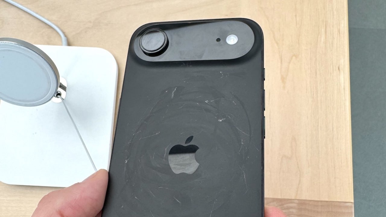 Раствором воды и морской соли по информации Bloomberg сотрудники Apple Store начали протирать iPhone 17 чтобы избавиться от дефектов на задних панелях новинок