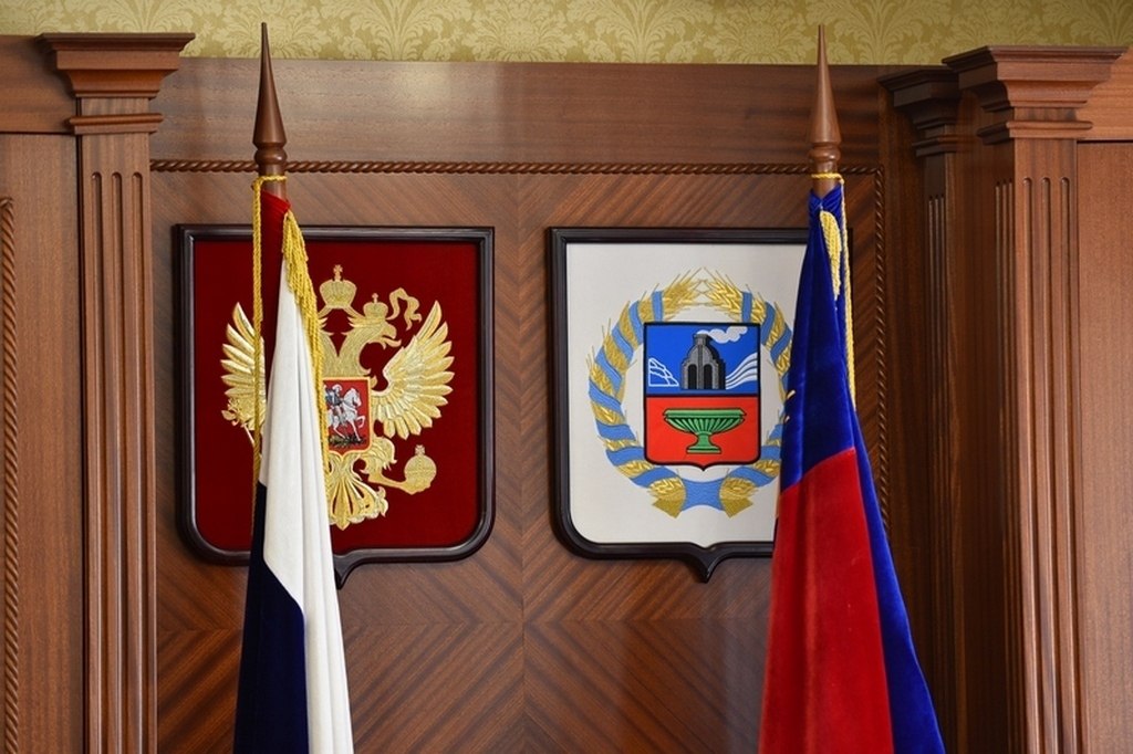Флаг Алтайского края официально изменит размеры Депутаты АКЗС внесут изменения в закон О флаге Алтайского края Законопроект запланирован на сентябрьскую сессию АКЗС В пояснительной записке к законопроекту отмечается что необходимо изменить пропорции сторон флага Алтайского края по аналогии с Государственным флагом Российской Федерации Сейчас отношение ширины флага региона к его длине составляет 1 2 предлагается установить соотношение 2 3 как у флага страны Такая унификация позволит создать визуальное единообразие при одновременном размещении флагов на административных зданиях и в помещениях государственных органов Алтайского края при проведении различных торжественных и протокольных мероприятий Реализация закона не предполагает дополнительных расходов из краевого бюджета